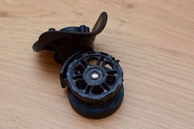 Rozbité dvojité kolečko na kufr