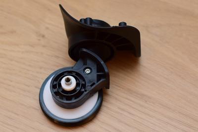 Kolečko s osičkou vsuneme do držáku a druhou distanční podložku nasuneme na osičku.