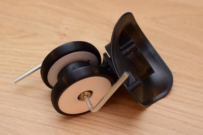 Osičku dotáhneme dvěma inbusovými klíči.