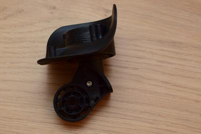 Pojistný nýt schovaný za kolečkem.