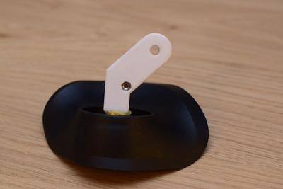 Nový držák nasuneme na trn.