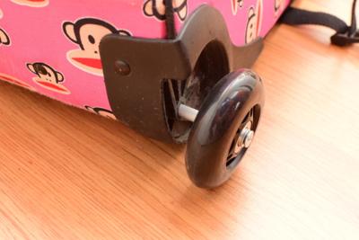 Nová osička vsunutá z vnitřní strany kufru