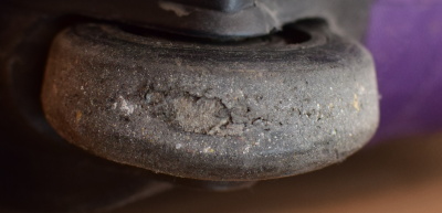 Opotřebené kolečko kufru